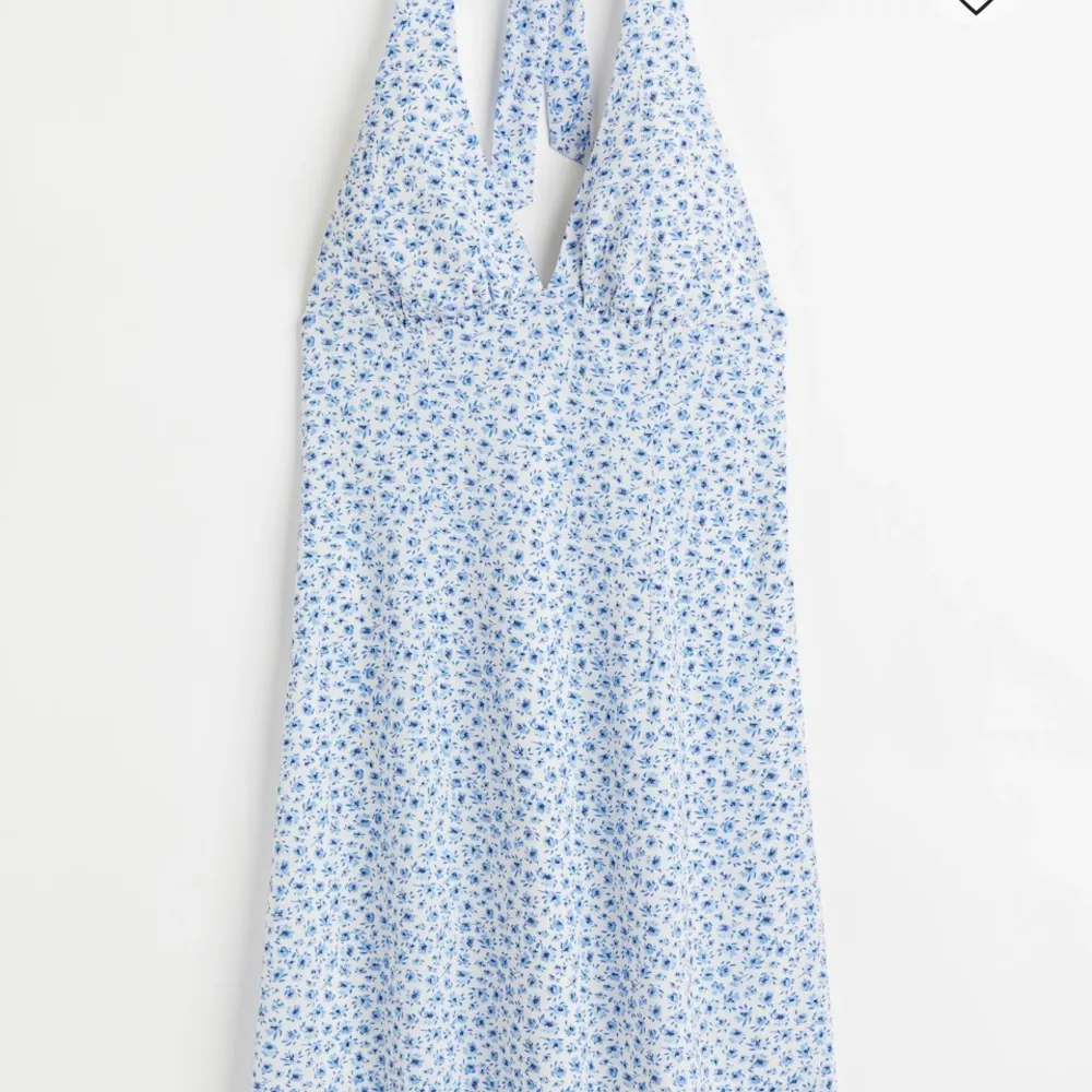 Säljer denna superfina klänning från hm. Helt oanvänd alla lappar sitter kvar. Säljer då den va för liten och har gjort av med kvittot😬OBS!! Den är liten i storleken så passar en 36🥰. Klänningar.