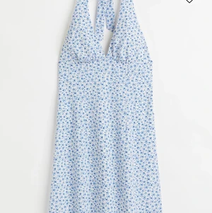 Klänning - Säljer denna superfina klänning från hm. Helt oanvänd alla lappar sitter kvar. Säljer då den va för liten och har gjort av med kvittot😬OBS!! Den är liten i storleken så passar en 36🥰