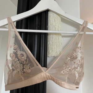 Brallette  - Bralette från Ella m i 75B, sitter bra på en C-kupa också. Superfina detaljer,knappt använd🥺
