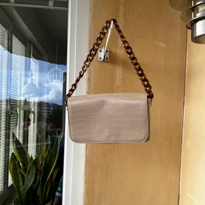 Väska  - Söt väska! Köpt på typ Nelly? Minns inte riktigt. Använd men är i nyskick. Kan hämtas i Telefonplan alternativt fraktas och då står köparen för frakt 🌸