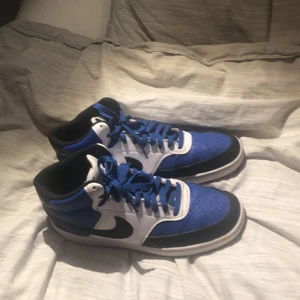 Nike court vision nba - Dessa skor är storlek 42 och sparsamt änvända. Inga märken och knappt creasade. 