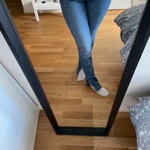 Jeans - Snygga jeans från zara med slits storlek xs använda fåtal gånger 
