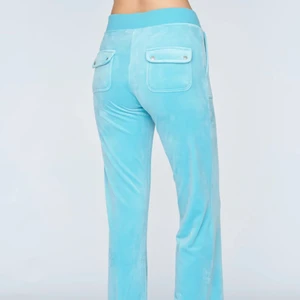 Juicy couture byxor med fickor  - Säljer mina nya juicy couture byxor, nyskick i färg av turkos/blå. Anledningen är att jag ville ha en annan färg men den är fortfarande superfin och gillar den väldigt mycket! Färgen kanske är ljusare än på bilden 