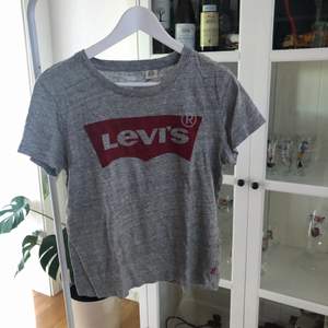 Levis T-shirt storlek S, använd ett fåtal gånger, fint skick 