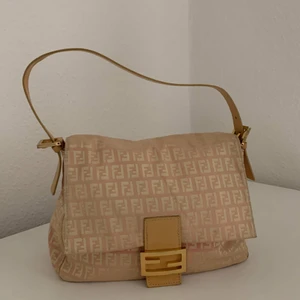 Fendi Mamma baguette vintage  - Fendi Mamma baguette vintage  Mått W30,H19,D11cm Serienummer finns. Medföljer dustbag. Kan skickas flera bilder vid intresserad. Kontrollerad av Vestiaire. Finns ute Vestiaire,Tise och Tradera. 