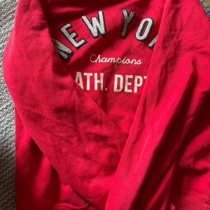 Sweatshirt  - Röd sweatshirt du står för frakt skriv intresserade 