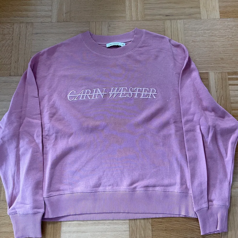 Jättesnygg och skön sweatshirt från Carin wester. Säljes pga att den ej kommer till användning. Bra skick. (KLICKA INTE PÅ KÖP NU FUNKTIONEN!). Tröjor & Koftor.