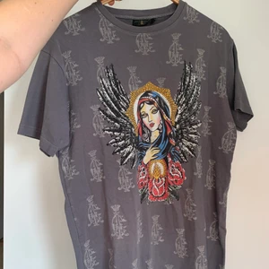ED HARDY tröja - Alla stenar är kvar och superfint skick. Strlk XL men tycker den är mycket mindre i storleken, är S/M normalt sätt och använt som  oversize.  Postas eller hämtas i gbg!🫶 