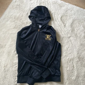 JuicyCouture  - Säljer denna JuicyCouture koftan. Använd cirka 4 gånger  Säljer eftersom den är lite stor för mig. Storleken är 12/13 och jag som är 12 tycker jag den är lite stor så den passar till 13/14 åringar Tvättas innan  Bra skick Och köparen står för frakten.