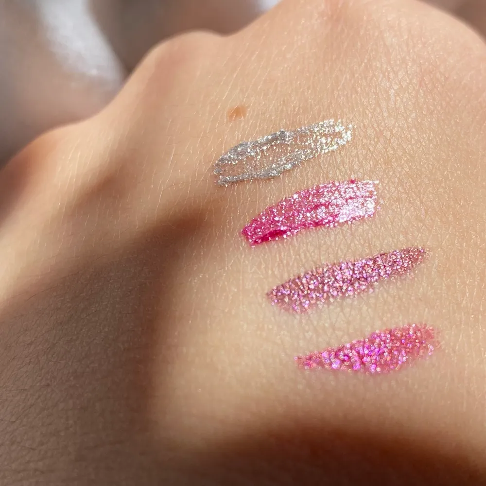 4 olika glitter sticks till smink💖 silver,rosa och lila färger, aldrig använda.  !!Alla säljes tillsammans!!. Övrigt.