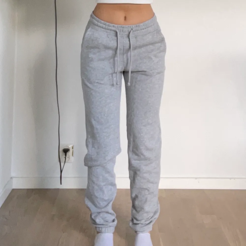 Byxor från h&m, jag är 155cm🤍köparen står för frakten på 66kr🤍. Jeans & Byxor.