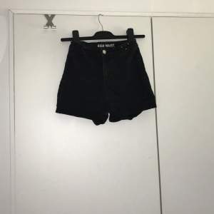 Dessa shorts passar till alla möjliga toppar, det gör dem perfekta till sommaren🖤  De är dessutom i ett bra skick Köparen står för frakten Skriv till mig om du vill ha mer information❤️