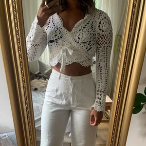 Virkad blus  - Virkad omlottblus Tror att materialet är någon bomulls blandning känns inte syntetiskt och storleken står inte heller men jag brukar ha storlek 38 Den är omlott och virkad så storleken går att justera efter kropp💫