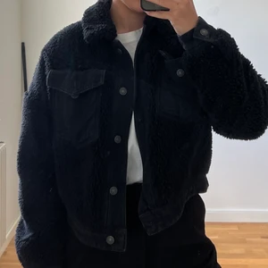 Zara jacka - Snygg zara jeansjacka med fårskinsimitation.  Köparen står för frakten 
