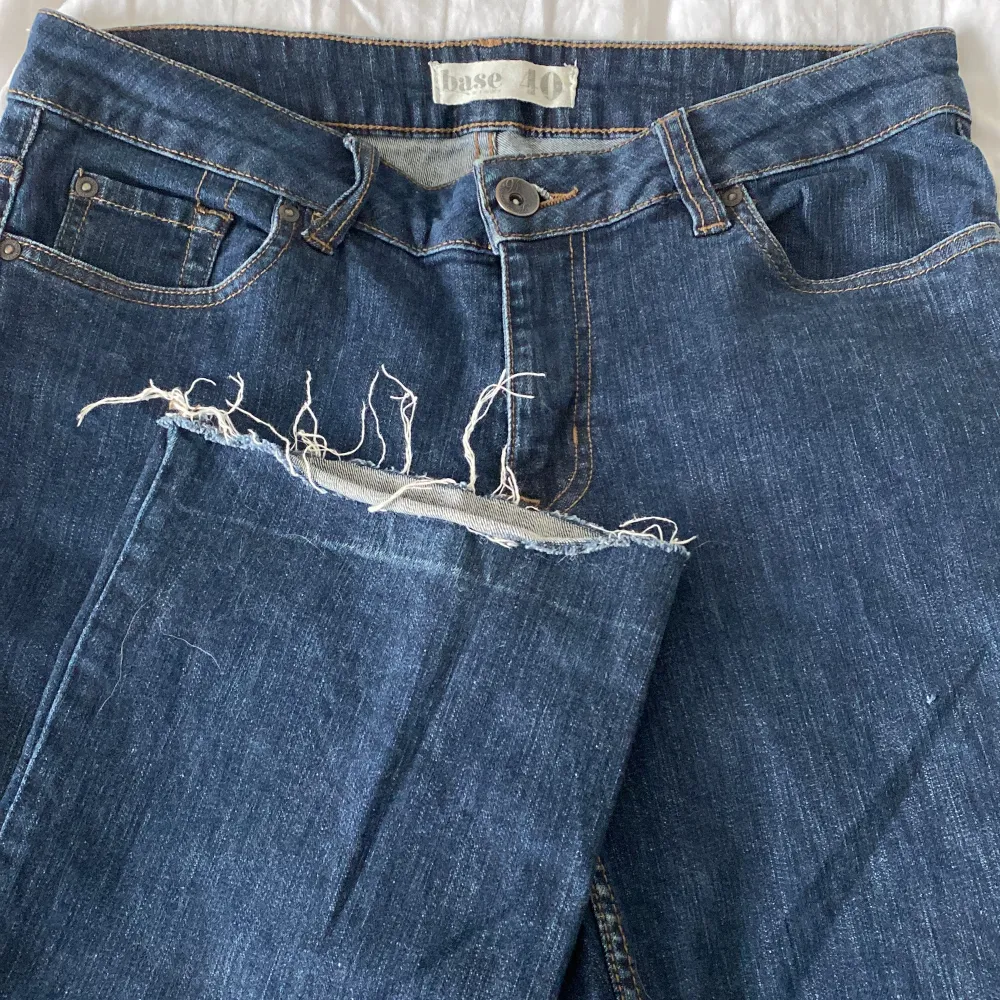 Säljer ett par mörkblå jeans som sitter ”straight” och är midwaist/lowaist beroende på hur man vill att dem ska sitta som tyvärr är för stora för mig💙. Jeans & Byxor.