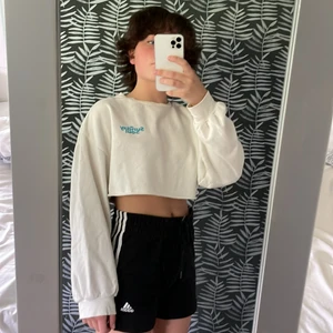 H&M v-cropped sweatshirt XS - Croppad sweatshirt från H&M, använd, lite nopprig och har en fläck som syns på tredje bilden, annars bra skick.