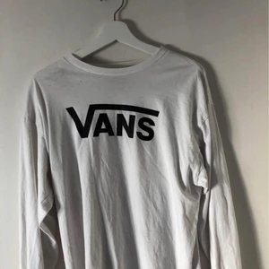 Vans tröja  - Använt 1-3 gånger. Väldigt fint skick. Några små fläckar som man knappt lägger märke till. 