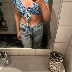 Sommar topp  - En söt sommar topp som man kan knyta på lite olika sätt, den är i nyskick❤️