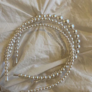 diadem  - diadem från shein. säljer för att jag har tröttnat på dom. OBS: den i mitten är såld❌ 