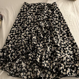 Kjol - Säljer denna långa kjolen. Använts cirka 5 gånger. Köparen står för frakten