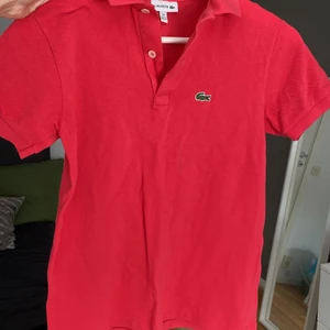 Lacoste kids - En fin, rosa piké tröja från Lacoste. Piken är i mycket bra skick och i storlek 152. Köpt för 500kr. 