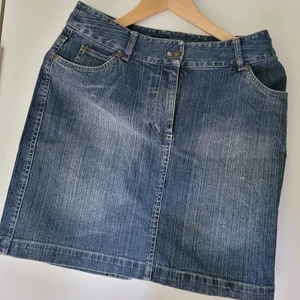 Jeanskjol stl 36 - Superfin stretchig jeanskjol stl 36. Midjemått ca 78cm. Längd ca 44cm, går inte över knäna. Dragkedja fram. Sprund bak. Obetydligt använd och välvårdad. 🌸 Fraktkostnad tillkommer.