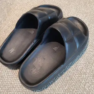 Ett par sandaler som jag endast använt ett få tal gånger. Säljer då det är lite för små för mig. Fint skick💛