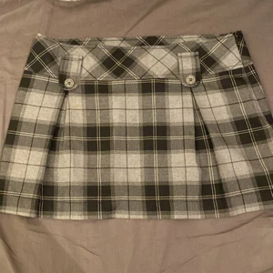 Kjol  - rutig kjol som är lite kort! den har ingen lapp på storlek men skulle säga att den passar som S!  