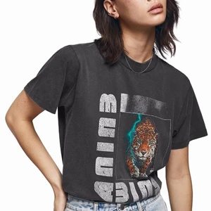 Anine Bing t-shirt nyskick stl S - Känd från Anine Bings kollektion, nypris över 1000kr. Endast använd några gånger. Fin kvalité. Storlek S men sitter fint oversize.  Köparen betalar frakt!