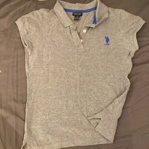 Polotröja  - Fin grå polotröja i storlek s! Jättefin men den passar inte mig. Har verkligen ingen aning om den är äkta eller inte ❤️