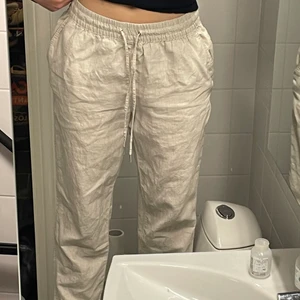 Linnebyxor HM - Säljer dessa beiga linnebyxor från hm i storlek S! Byxorna är i topp skick och endast två månader gamla. Säljer dem då dem är lite för korta för mig😢Om fler är intresserade blir det budgivning!Hör av er om ni är intresserade eller har några frågor!💕