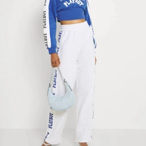 Playboy byxor - Super snygga playboy mjukis🐇 som tyvärr va alldeles för långa för mig, oanvända endast testade lappen sitter kvar, skulle tro att det är en (Tall) modell, dom är väldigt långa på mig som är 163. Pris går att diskutera💕