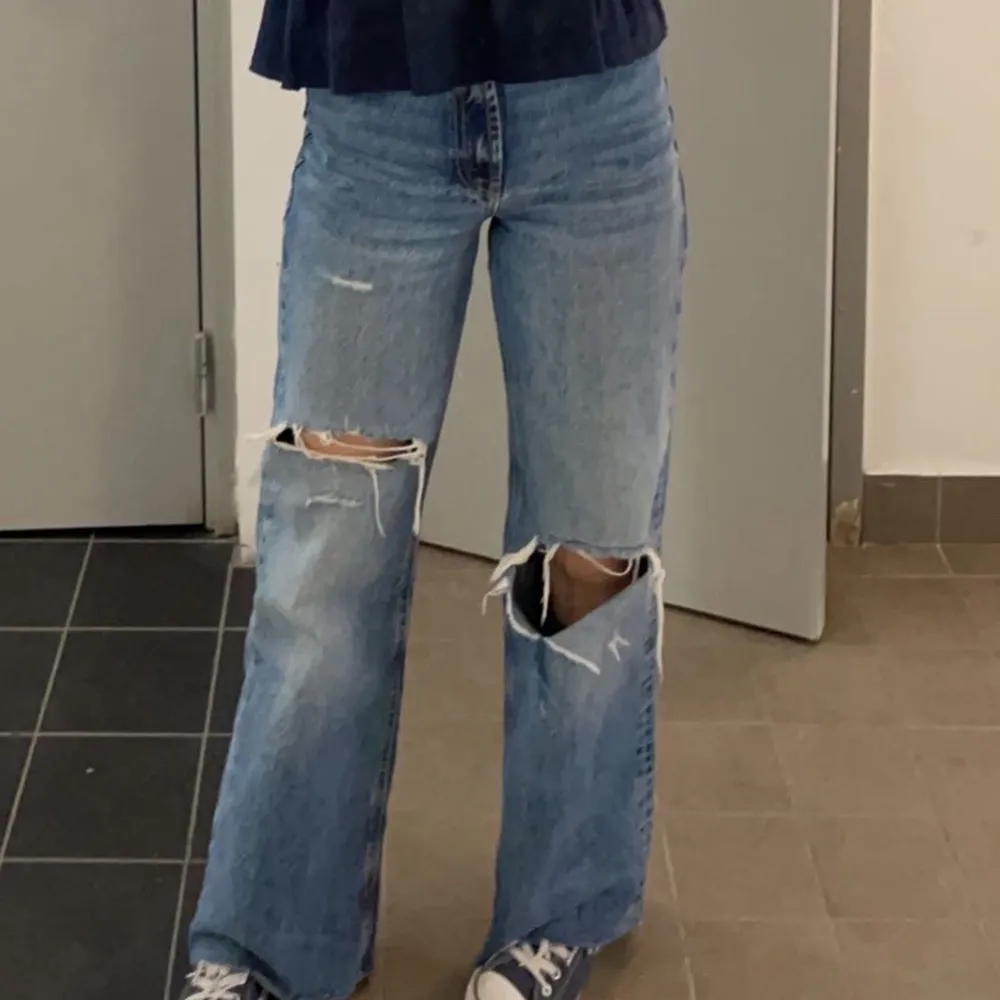 Säljer dessa assnygga jeans ifrån Zara! Köpta i vintras men inte använda mycket alls💕 Passar perfekt i längden för mig som är 165 och perfekt i storleken för en 34/36. . Jeans & Byxor.