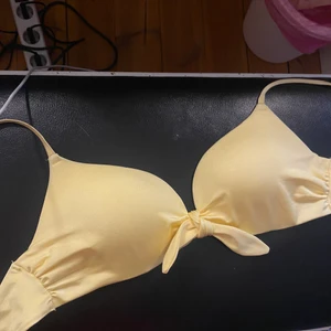 Gul bikiniöverdel  - En super fin bikiniöverdel från h&m i storlek 36, skulle säga att den passar en 75B/A och större. Använd en gång så iprencip ny. Bilderna visar inte riktigt den riktiga färgen men den är super fin. Kan frakta och skicka bättre bilder💗
