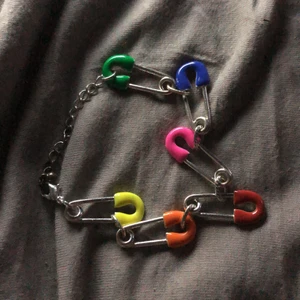 Snyggt armband - Säljer detta snygga armband som jag haft länge men bara använt några få gånger, samt inte använt på flera år pga att det inte passar längre. Så armbandet är i fint skick.