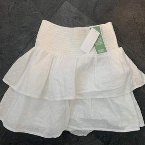 Helt ny kjol från Kappahl med prislappen kvar!Hör av dig för fler bilder eller frågor! Kan mötas eller fraktas<3