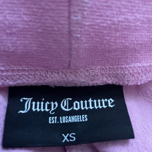 Juicy couture  - Mina fina juicy couture byxor i färgen orchid.💕 säljs, då jag behöver pengar. Strl XS. De är uppsydda ungefär 4 cm längst ner, men det är fint gjort, inget man lägger märke till.  Originalpris 1100kr💕