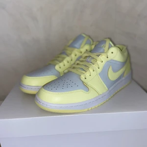 Air Jordan 1 Low Lemonade  - Air Jordan 1 Low Lemonade. Helt nya med kvitto från Nike. Storlek 43