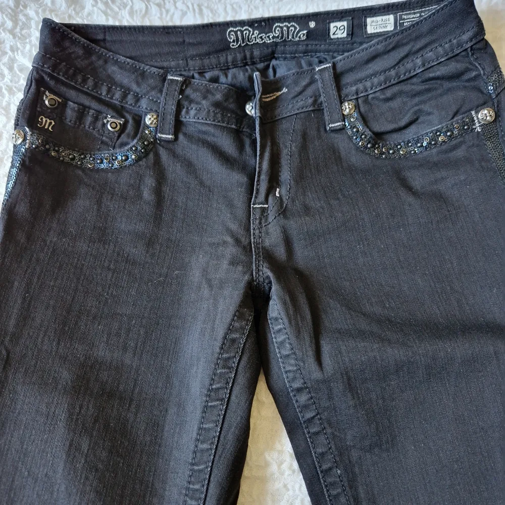 Svarta Miss Me jeans något croppade, knappt använda . Jeans & Byxor.