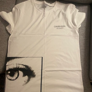 Vit calvin klein t-shirt 🤍  - Säljer denna helt nya limited Calvin klein tröjan eftersom den är lite för stor på mig 👎🏼 köpte för 500kr