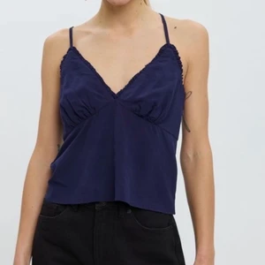 Topp - Säljer denna topp ifrån vero moda i storlek S som är slutsåld på hemsidan nypris är 300💗