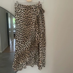 Gina Tricot kjol  - Leopard mönstrad kjol från Gina Tricot. Storlek 36. Omlottkjol så ett superfint sommarplagg att ha till bikinin eller en stickad tröja! 