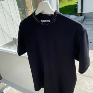Acne Studios Navid T-shirt - Hej, säljer nu min Acne Studios Navid Tee. Den är i storlek Small men den passar även Medium. Hör av er vid frågor, priset är inte hugget i sten.