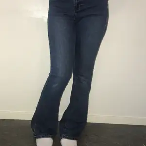 Nu säljer jag mina mellan midjade jeans byxor, de är utsvängda byxor och är i storlek S/38, i färgen marin blå!! Dock är den sönder och har ett hål längst nere av byxorna pågrund av att byxorna är för långa för mig! Dessutom syns det inte mycket<3