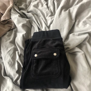 Juicy coutore  - Säljer mina svarta juicy byxor för dom e för stora för mig. Dom är bra skick lite uttöjda dock så dom passar väll typ folk som har xs-xxs skickar post bevis innan jag postar💕💕