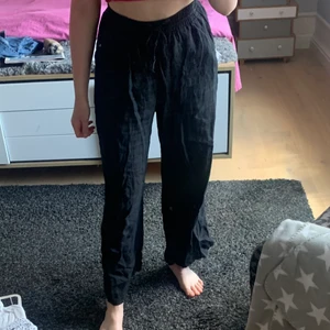 Linnebyxor  - Svarta linnebyxor från Gina tricot. Köpte för 800kr förra året och säljer dom nu för 500kr oanvända då dom var lite för stora för mig, så kom aldrig till användning. Köparen står för frakten💓
