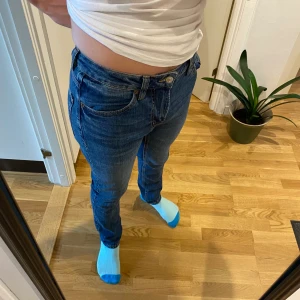 Jeans - Slim Jeans i bra skick. Säljes pga för liten storlek. Normalt slitage. Obs, pris exkl. frakt som köparen står för. 