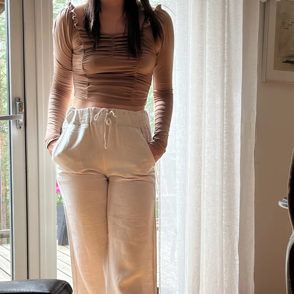 En beige/brun croptop i storlek 38. Knappt använd och därför i väldigt bra skick.. Toppar.