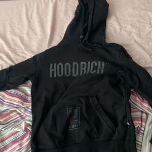 Hoodrich hoodie - Svart hoodrich hoodie. Köpt för 1 och ett halvt år sedan väldigt fräsch men säljer då jag inte har användning av den längre köpt för 800kr köparen står för frakt