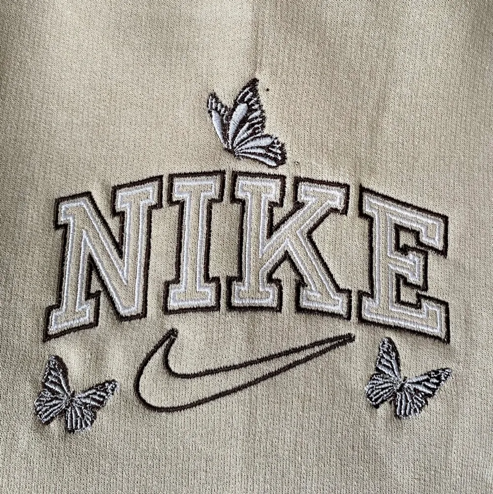 Säljer Nike tröja beige strl L 250 plus frakt . Tröjor & Koftor.